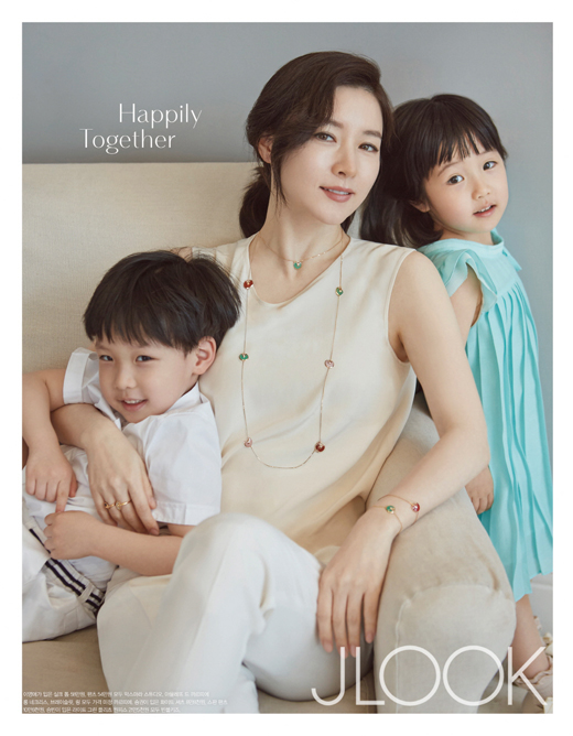 이영애, 쌍둥이 자녀와의 화보 공개…'영원한 미모'
