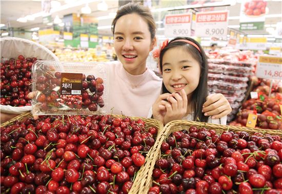 12일 오전 서울 한강로 이마트 용산점에서 모델들이 여름철 대표 수입과일 체리를 선보이고 있다.
