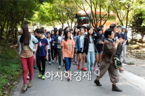 장흥군(군수 김성)은 이달부터 관내 청소년을 대상으로 지역 향토문화 유적지와 시설물 현장체험을 통한 ‘우리고장 알기 체험활동’을 실시한다