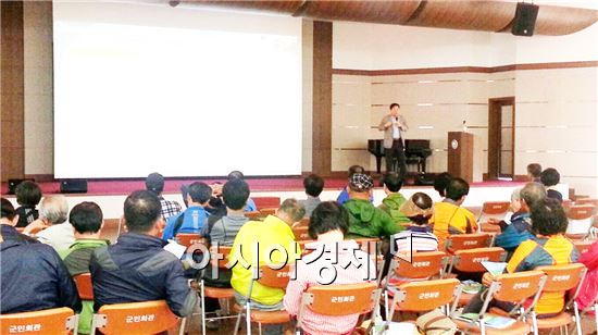 장흥군(군수 김성)은 12일 장흥군민회관에서 '2015년 축산업허가제 축산농가 교육’을 실시했다.
