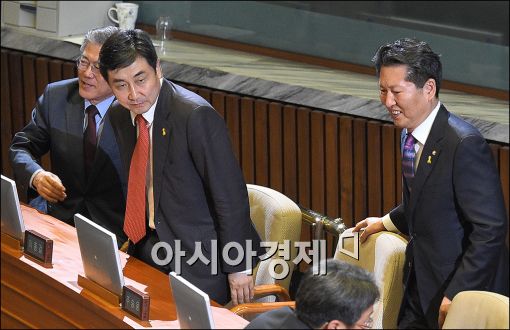 [포토]국회 본회의 출석하는 정청래 최고위원