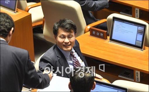 [포토]국회 본회의 출석한 윤상현 의원