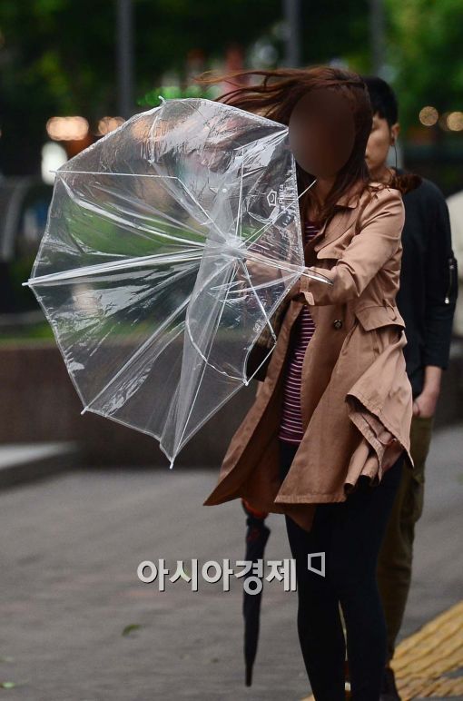 [포토]강한 비바람에 뒤집힌 우산 