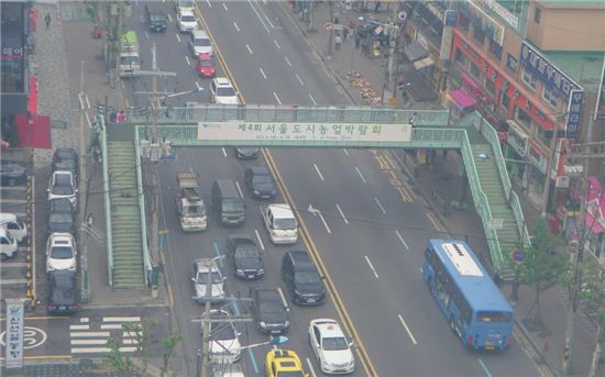 강서구 화곡역 인근 신월초등학교 앞 보도육교 철거