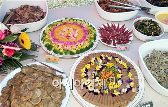 최근 장흥군 관산읍 천관사에서 열린 ‘봄 나눔 잔치’에서 봄꽃으로 치장한 사찰음식이 보는 이들의 눈과 입을 즐겁게 한다. 진달래 화전과 골단초, 제비꽃 샐러드 등 지역에서 채취한 50여 종의 봄나물이 정갈하게 차려졌다. 사진제공=장흥군