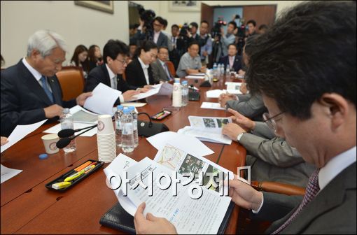 [포토]국방부 자료 보는 유승민 원내대표