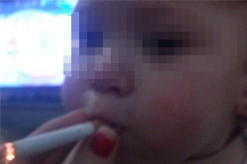 스페인 10대女, 1살 아기에 담배 물려. 사진=인스타그램