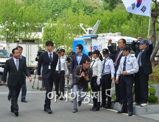 [포토]이완구 전 총리 응원하는 완사모 회원들 