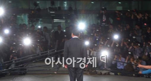 [포토]검찰출석하는 이완구 전 총리 