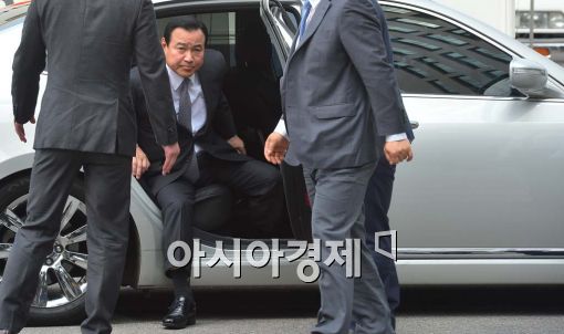 [포토]차에서 내리는 이완구 전 총리 