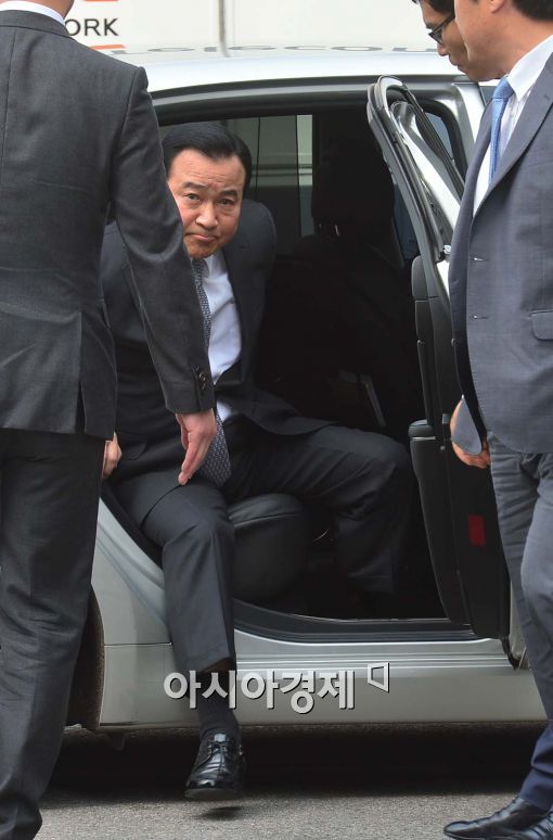 [포토]인상 쓴 이완구 전 총리 