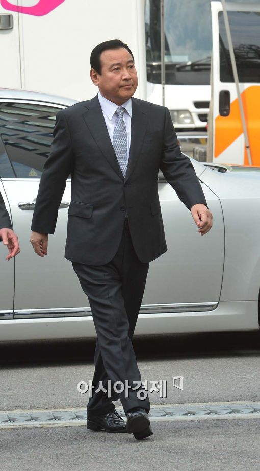 [포토]검찰로 향하는 이완구 전 총리 