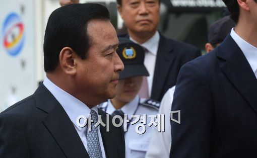 [포토]검찰 출석하는 이완구 전 총리 