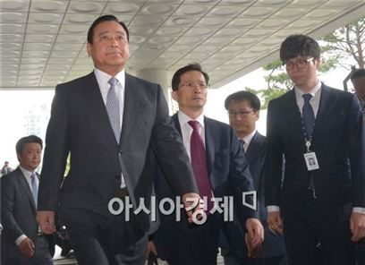 '불법정치자금' 이완구측 첫 재판서 혐의부인