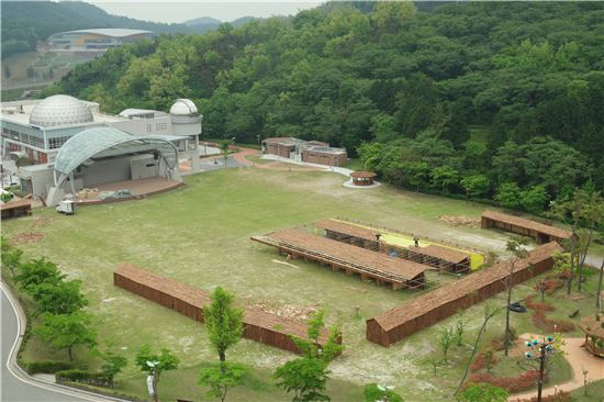 <보성다향대축제의 주 무대인 한국차문화공원 광장에 편백나무 부스가 만들어지고 있다. 방문객들은 녹차향과 더불어 편백향에 흠뻑 젖을 수 있다.>
