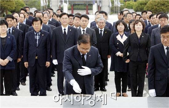 [포토]광주시 북구 공무원, 국립 5·18민주묘지 참배