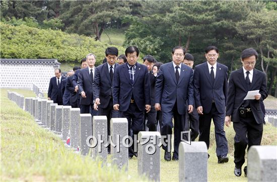 [포토]광주시 북구 공무원, 국립 5·18민주묘지 참배