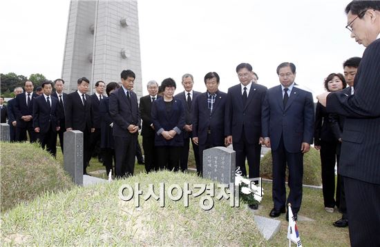 [포토]광주시 북구 공무원, 국립 5·18민주묘지 참배