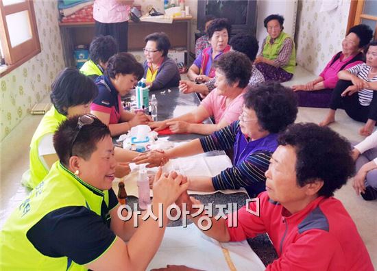 “쓰담쓰담 고운 손끝에서 전해지는 행복”