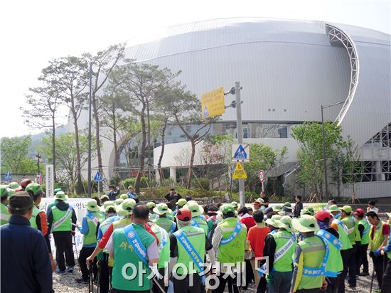 광주시 광산구민, U대회 앞두고 경기장 일대 대청소