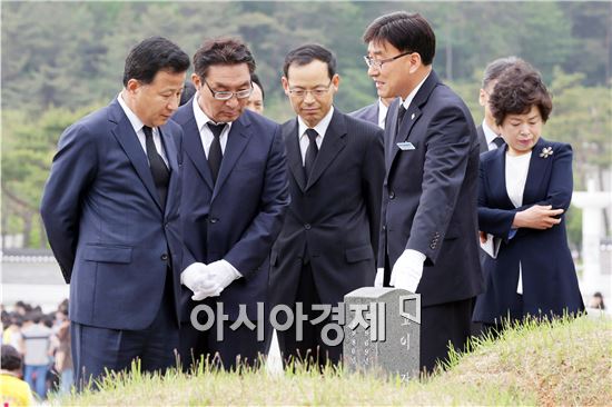 김영선 행정부지사와 우기종 정무부지사를 비롯한 전남도 공무원들이 14일 오전 국립 5·18민주묘지를 참배하고 있다. 