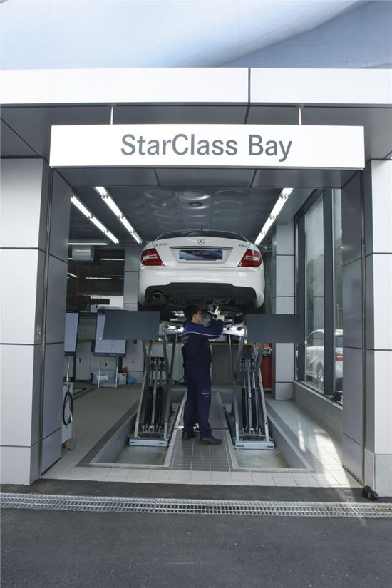 메르세데스-벤츠 StarClass 수원 전시장에서 중고차 검사를 하고 있다.