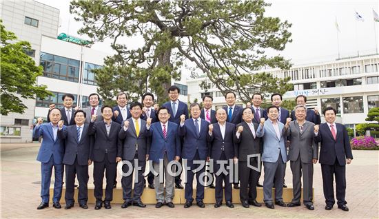 민선6기 제4차 전남시장군수협의회 정례회의가 14일 해남군 문화예술회관 다목적실에서 개최됐다.
