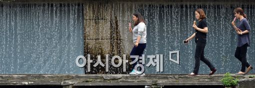 [포토]'시원한 물줄기 속 아이스크림 먹으며'
