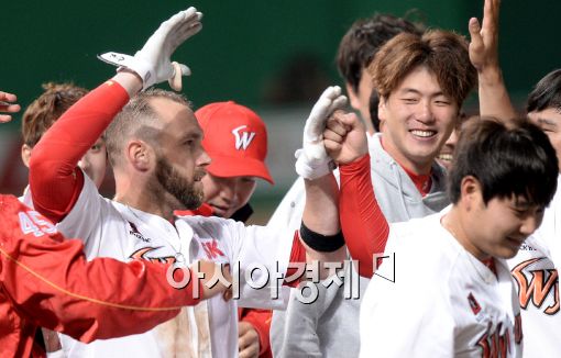 [포토]김광현, '브라운, 끝내기 홈런 고마워'