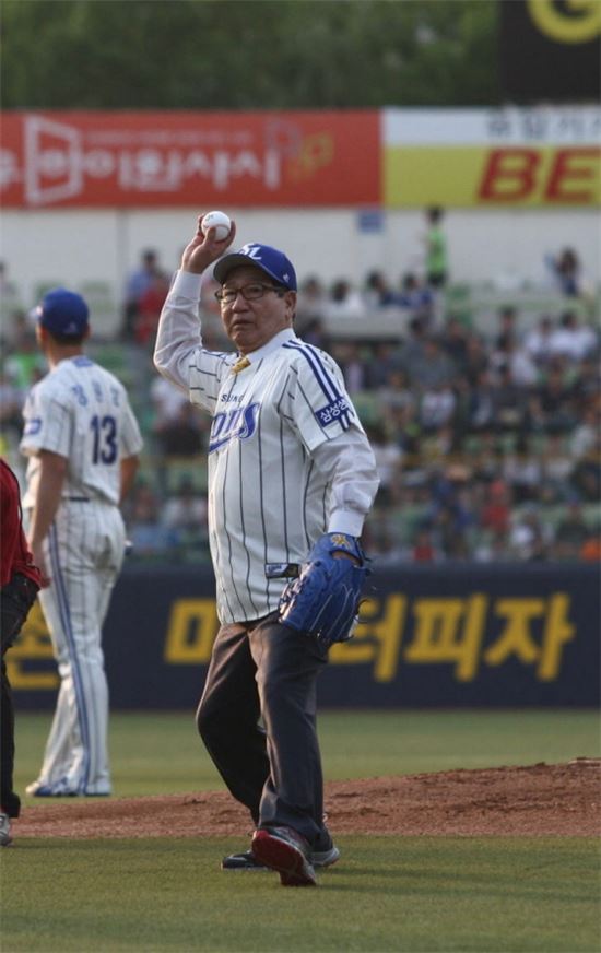 삼성과 한화의 초대 사무국장을 지낸 이규택 한국교직원공제회 이사장이 14일 대구구장에서 열린 삼성과 한화전에 시구를 하고 있다. 