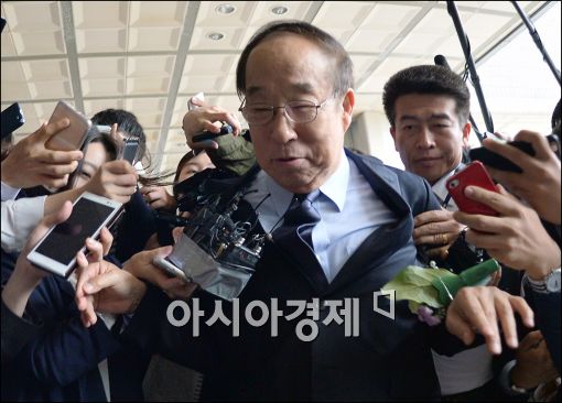 [포토]기자들 밀치는 박용성 전 두산 회장
