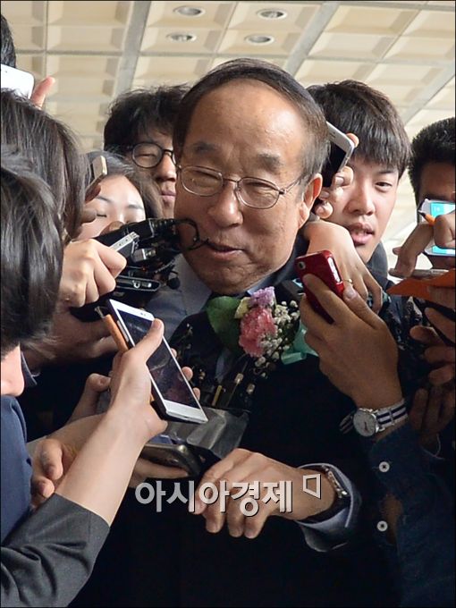 [포토]검찰 출석하는 박용성 전 두산 회장