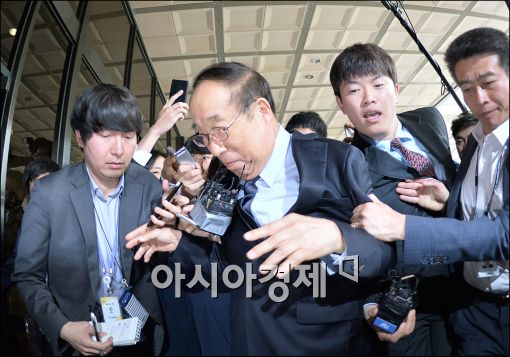 [포토]검찰 출석하는 박용성 전 두산 회장