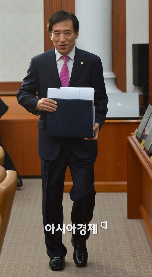 이주열 한국은행 총재가 15일 서울 중구 한국은행에서 열린 금융통화위원회에서 입장하고 있다.