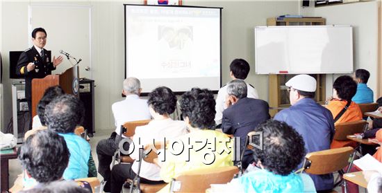 박희순 함평경찰서장이 노인대학에서 강의를 하고있다.