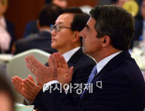 [포토]박수치는 로젠 플레브넬리에프 대통령-이동근 대한상의 부회장 