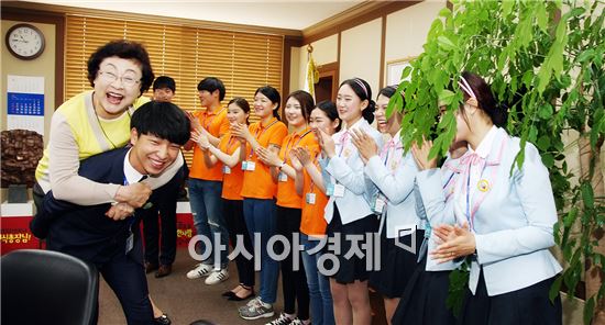 스승의 날, 학생등에 업힌 동신대 김필식 총장