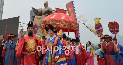 [포토]세종대왕 탄신 618주년 축하 행진