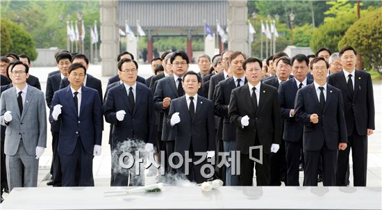 광주시 공직자,5·18묘역서 ‘임을 위한 행진곡’ 제장