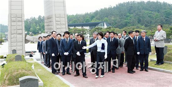 전남도교육청 공무원, 국립 5·18민주묘지 합동 참배