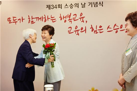 박근혜 대통령은 15일 서울 서초구 더케이(The K)호텔에서 열린 스승의 날 기념식에서 중학교 때 은사 김혜란(73· 오른쪽)선생님과 고등학교 때 은사 박정미(73) 선생님을 만나 대화하는 시간을 가졌다. (사진제공 : 청와대)
