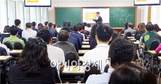 전라남도교육연수원(원장 김화현)은 13일부터 15일까지 3일간 도내 일반직공무원 70명을 대상으로 행복한 청백리되기과정 2기 직무연수를 운영했다.
