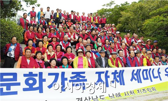 장흥문화원(이금호 원장)은 지난 14일 군 문화원회원 400명이 참가한 가운데 '2015년 장흥문화원 문화가족 유적지 순례’를 실시했다