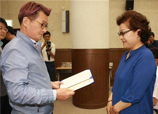 유종필 관악구청장(왼쪽)이 관악구 주민참여예산위원회에게 위촉장을 주고 있다.