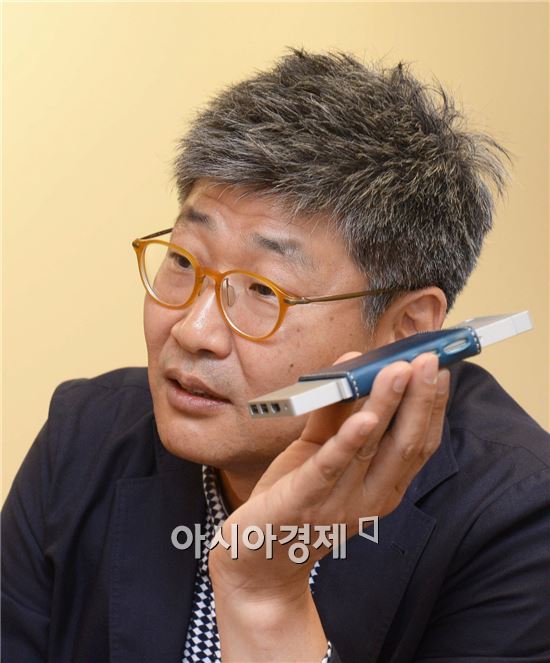 이홍선 TG앤컴퍼니 대표가 6월말 출시 예정인 휴대용 PC '루나 미니'를 소개하고 있다.
