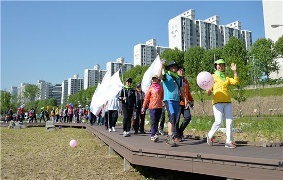 김수영 양천구청장과 주민들이 양천구민 걷기대회에 참가해 걷고 있다. 