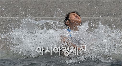[포토]"반갑다. 더위야~"
