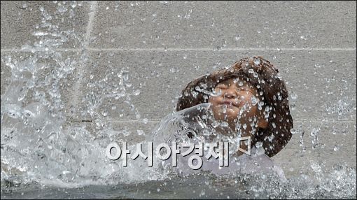 [포토]"더위속으로 풍덩~"