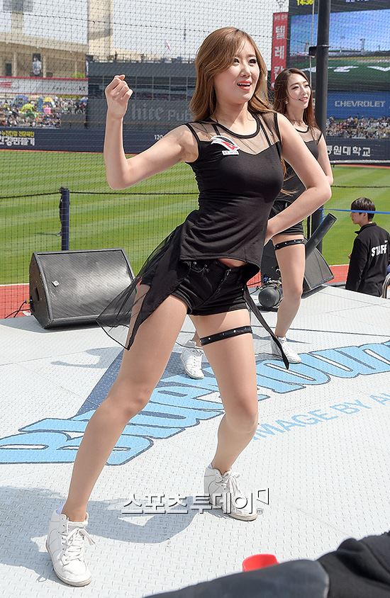 [포토] 치어리더, 짧아도 너무 짧은 팬츠 