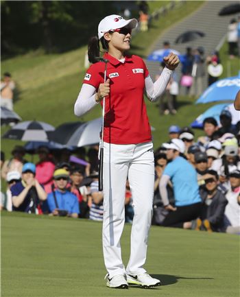 이정민이 NH투자증권레이디스 우승이 확정되는 순간 환호하고 있다. 사진=KLPGA 제공